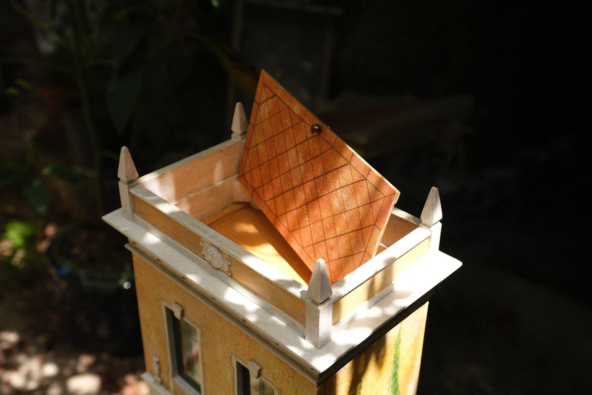 Close-up of Piccolo Toscano’s finialled rooftop terrace and hinged patterned roof panel, revealing the traditional decorative craftsmanship of the Tuscan miniature house.